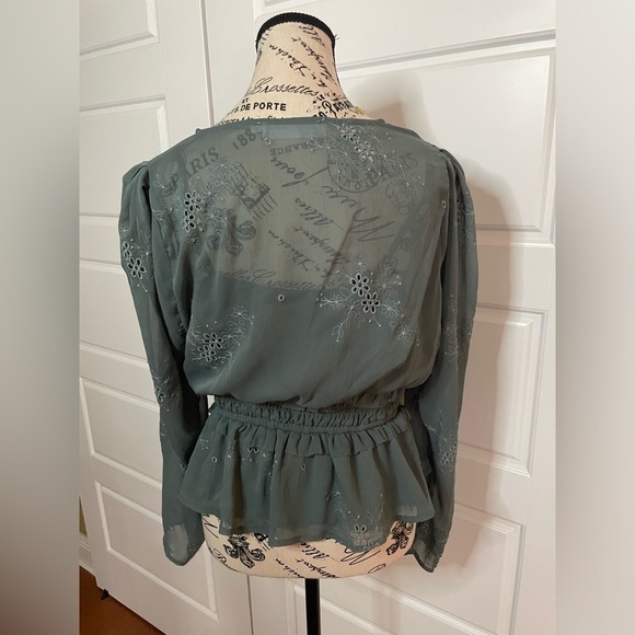 ASTR Women Sage Eyelet V-neck Cinched Waist Long Sleeves Blouse Size L - Picture 8 of 8